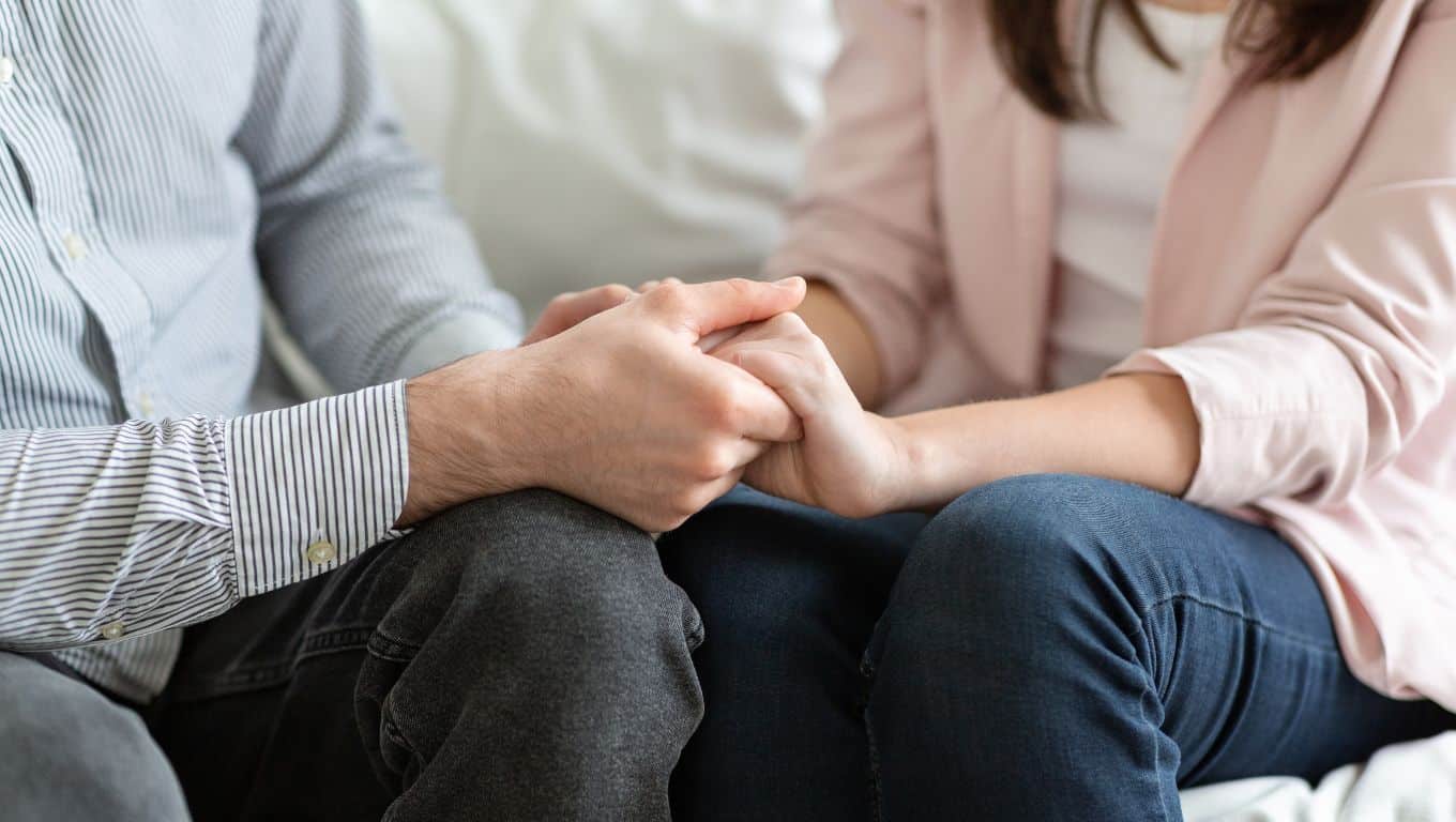 Pareja cogidos de la mano